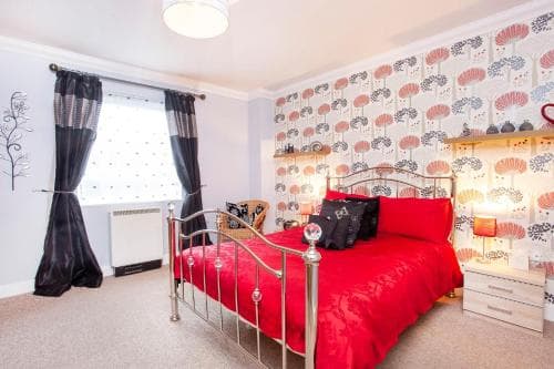 Riverbank View Three Bedroom Apartment with Free Parking Image 3