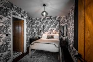 Manor House Lindley Image 2