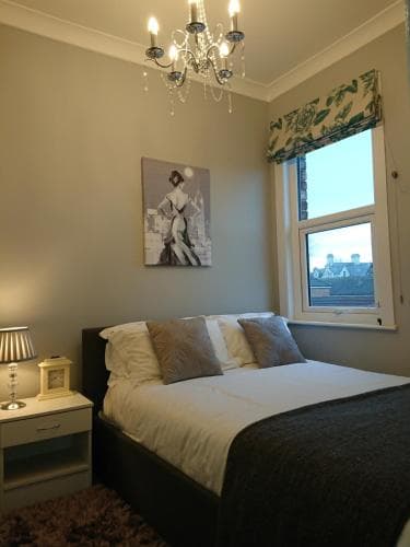 Entire 2-bedroom house with garden Image 2