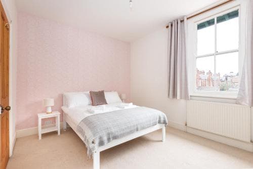 Period property nr Bishy Rd&races, sleeps up to 6! Image 1