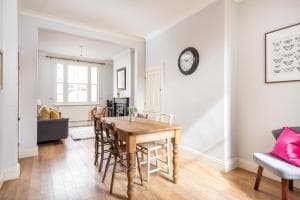 Period property nr Bishy Rd&races, sleeps up to 6! Image 2