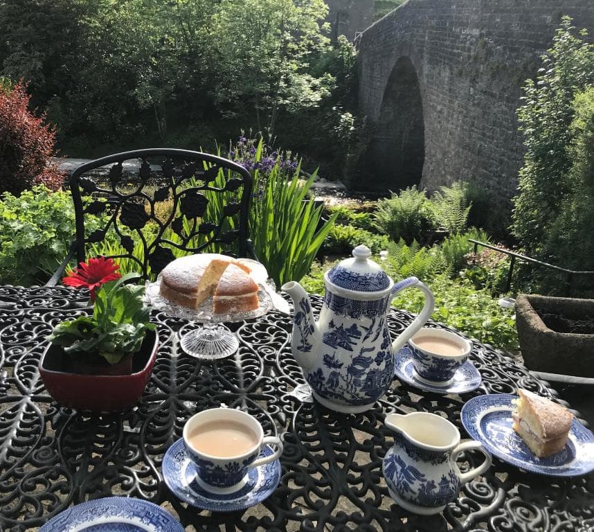 Bridge Cottage, Bainbridge, with riverside garden! Image 1