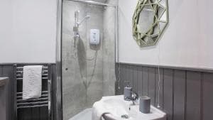 Stylish and most central 2 bed City Centre Apartment Image 1