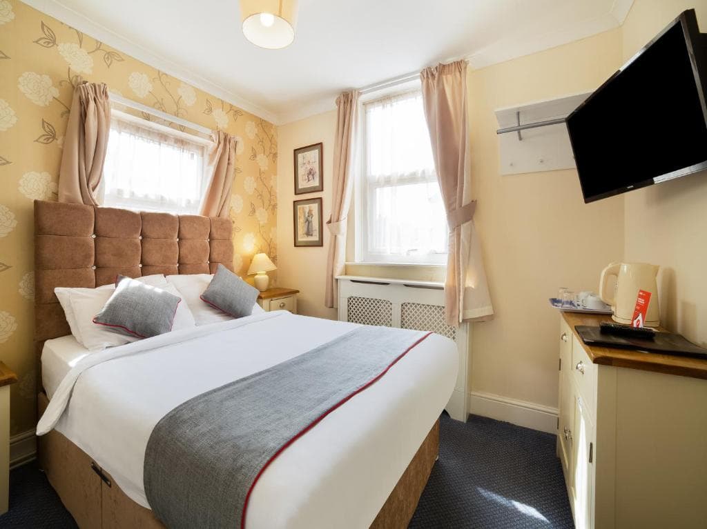 Diamonds Villa near York Hospital Image 1