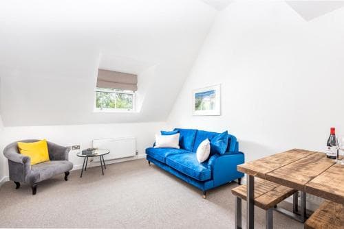 Stylish & Contemporary High Spec Flat with Parking Image 3