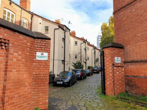 Cosy and modern two bedroom apartment - Snug House Image 2