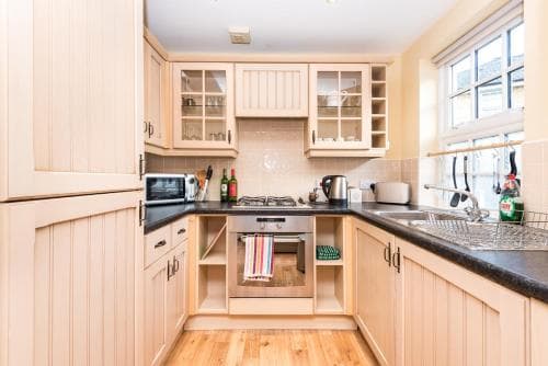 Perfect location for city centre & free parking! Image 3