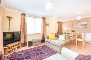 Perfect location for city centre & free parking! Image 2