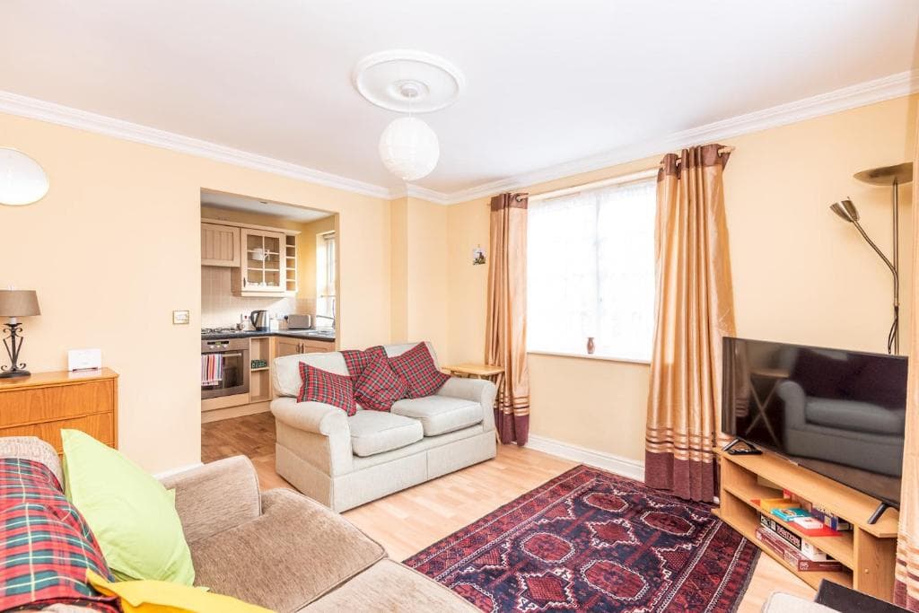 Perfect location for city centre & free parking! Image 1