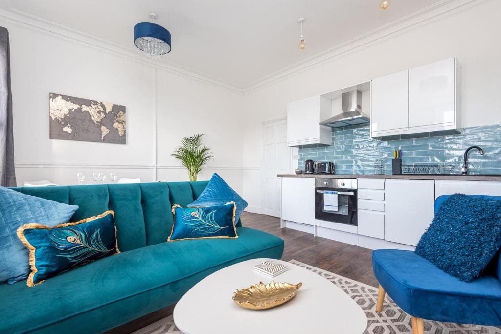 Modern Romantic Flat opposite York City Bar Walls Image 1