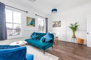 Modern Romantic Flat opposite York City Bar Walls Image 3