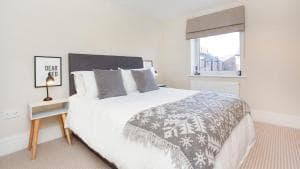 Compton Lodge Luxury apartment-Free Parking Image 2