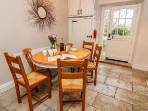 Chandlers Cottage Image 2