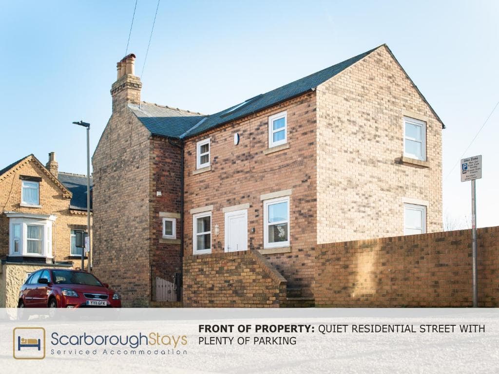 Hibernia Place, 3 bedroom Townhouse with PATIO & SEATING AREA - FREE PARKING Image 1