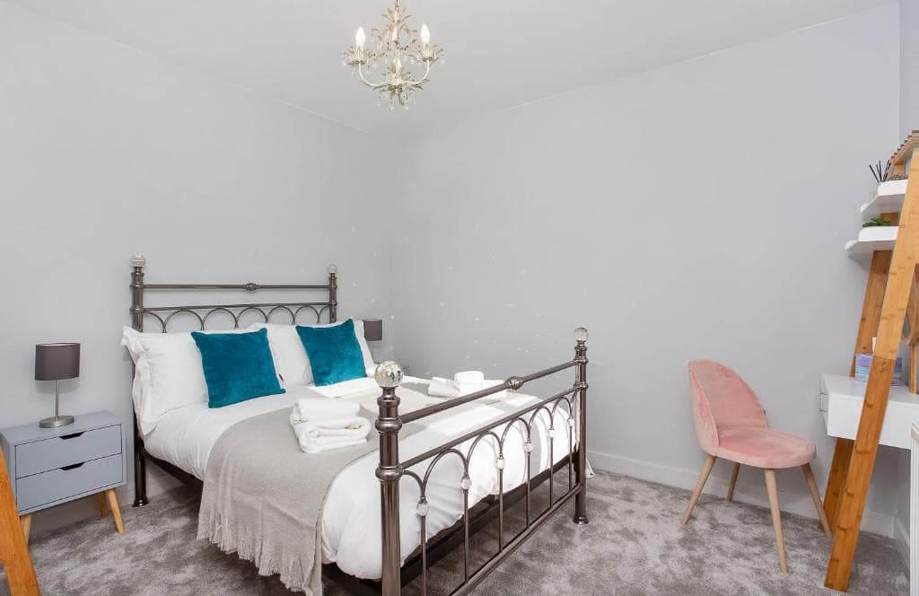 The Luxury Potting Shed with Free Parking! Image 1