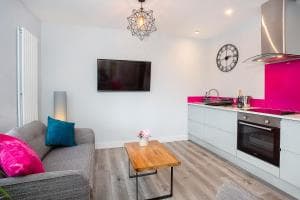 The Luxury Potting Shed with Free Parking! Image 2