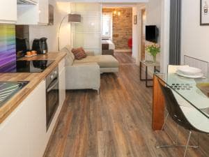 Over-Under Cottage Image 2