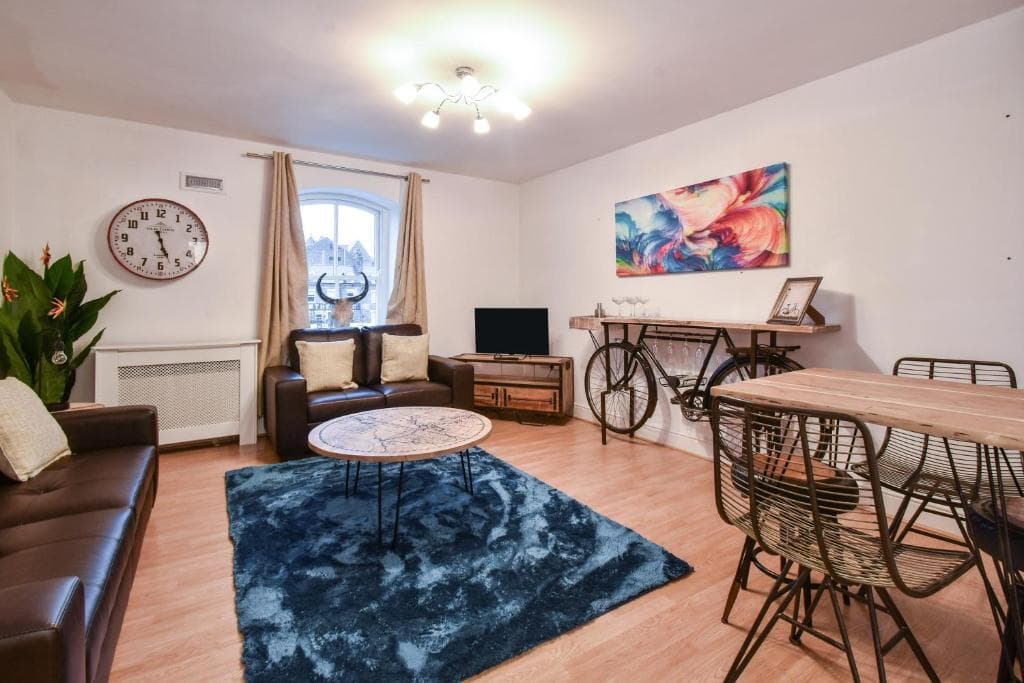 Riverside Apartment at Woodsmill Quay Image 5