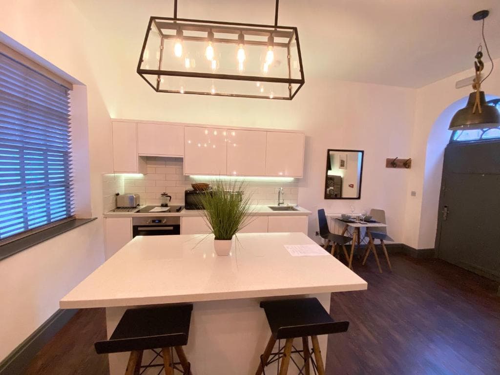 Studio at The Coach House Apartments Image 1