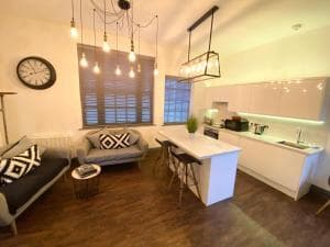 Studio at The Coach House Apartments Image 2