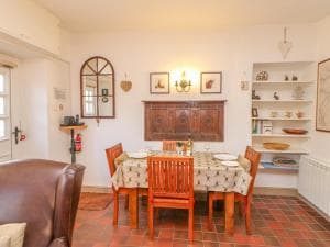 Middle Cottage Image 1