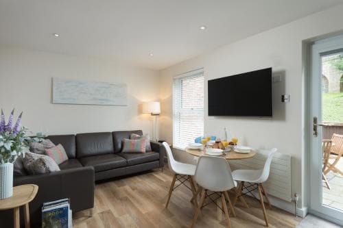 12 Pear Tree House Image 3