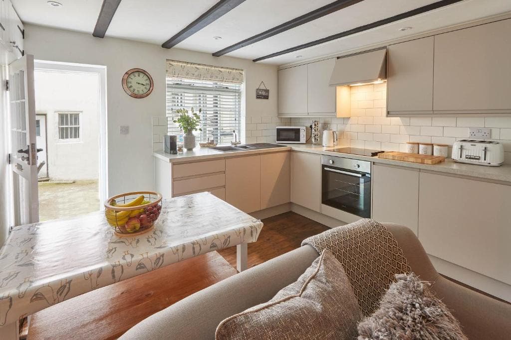 Host & Stay - Dolphin Cottage 1736 Image 1