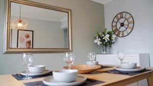 The Pavilion - Stunning, 4 Bedroom House with Free Parking Image 2