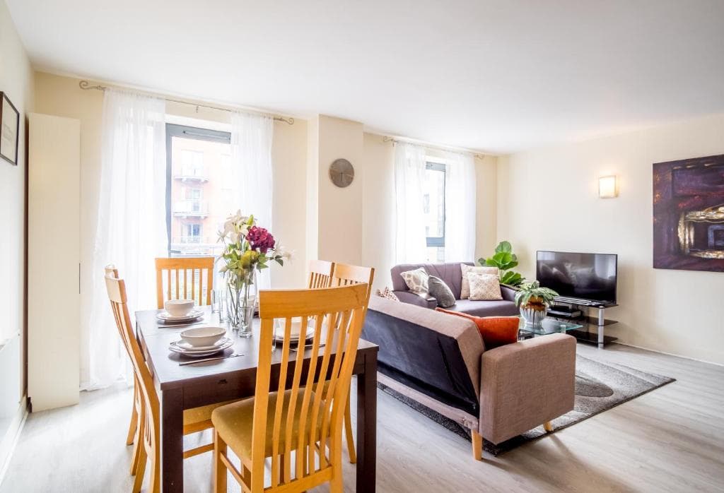 KING SIZE Bed, 2 Bath, FREE PARKING & WiFi Image 1