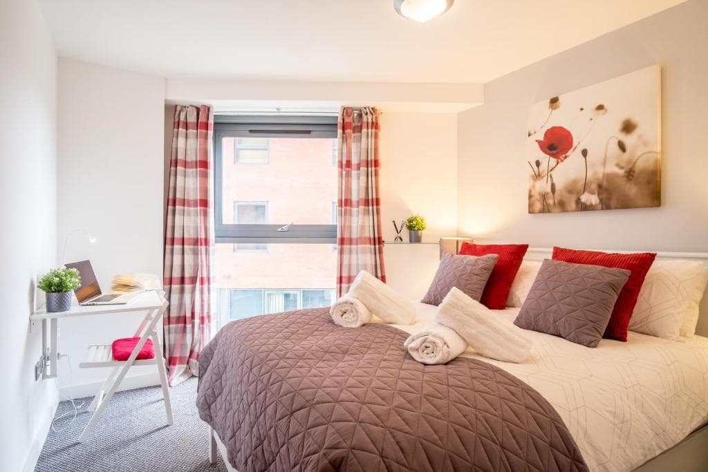 Stylish City 2 Bed, 2 Bath, FREE PARKING & WiFi Image 1