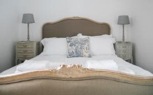 Oswald House deluxe 3 bedroom apartment Image 3