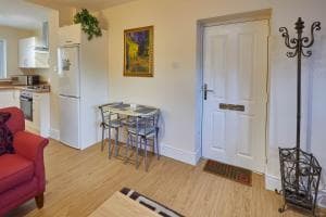 Host & Stay - The Limes Image 2