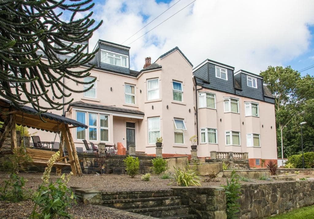 High Bank Hotel Image 2