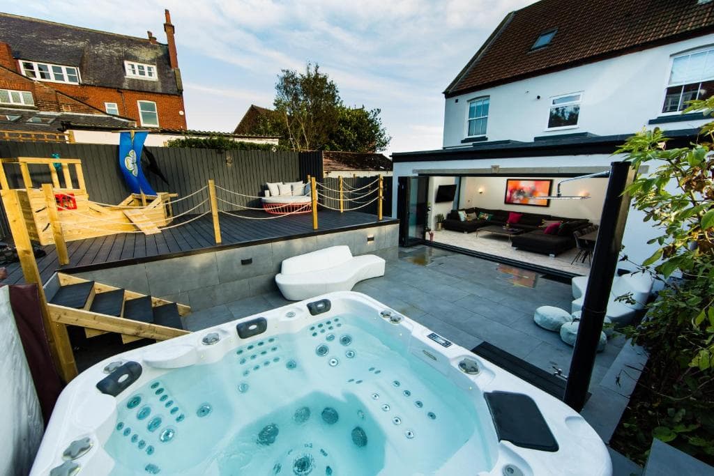 Rounton Villa by Maison Parfaite - Hot Tub - Sea Views - Parking Image 1