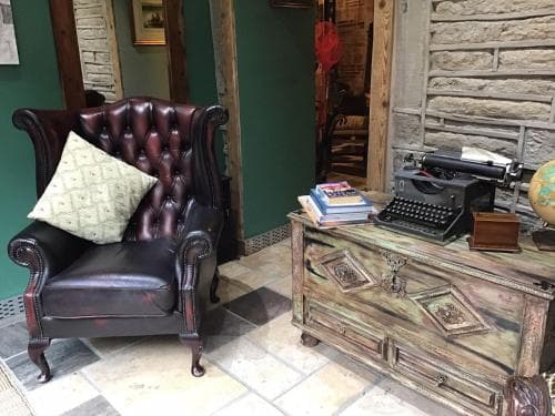 1940s riverside apartment Image 3