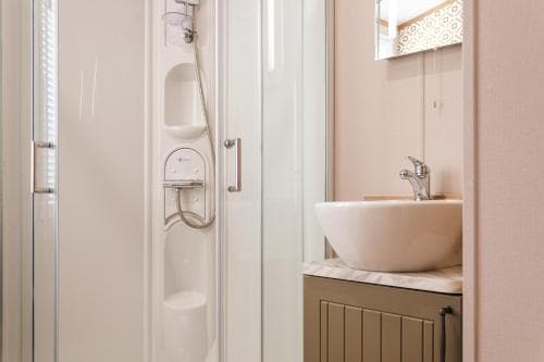 The White Rose Lodge with Hot Tub Image 3