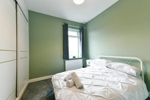 4 Bedroom, 2 bathroom house - Free Parking Image 3