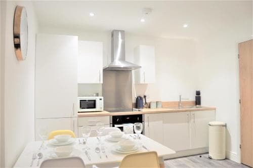 Book our Royal Suite today! Elegant spacious 2 bed apartment in the city centre - perfect for work or leisure! Image 3