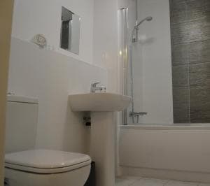 Book our Royal Suite today! Elegant spacious 2 bed apartment in the city centre - perfect for work or leisure! Image 2