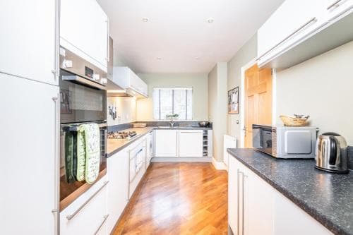 Spacious, modern & tasteful townhouse for up to 8! Image 3