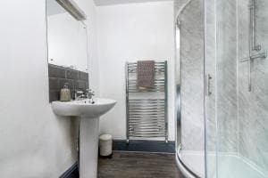 Whitby Central, 2mins Walk from Beach, Pet Friendly Image 1