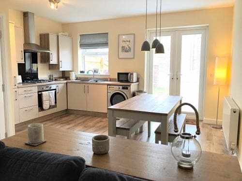 Filey Shore - Beautiful 3 bedroom house with parking and garden, close to centre Image 3