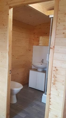 Cameron Court Cabin Image 2