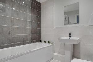 Lovely Riverside 2 Bed Apartment Image 3