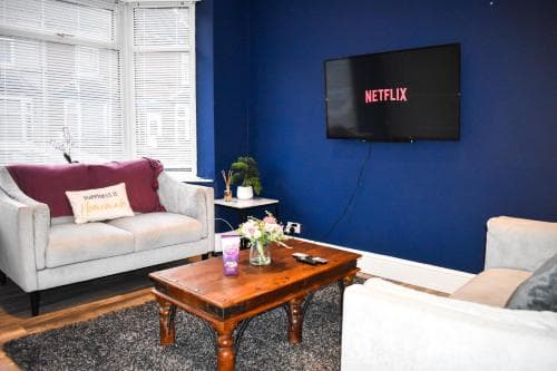 Stunning Doncaster House - Sleeps 8 w/Parking Image 3