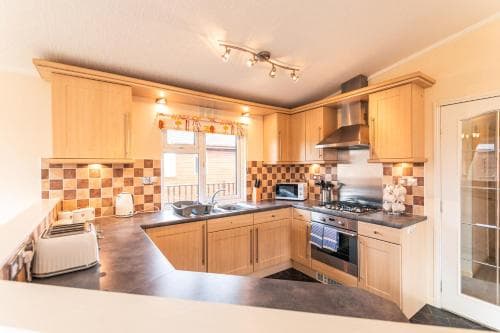 Saffron Lodge With Hot Tub Image 3