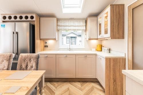 Lakeside Retreat Lodge With Hot Tub Image 2