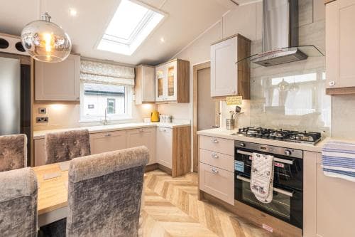 Lakeside Retreat Lodge With Hot Tub Image 3