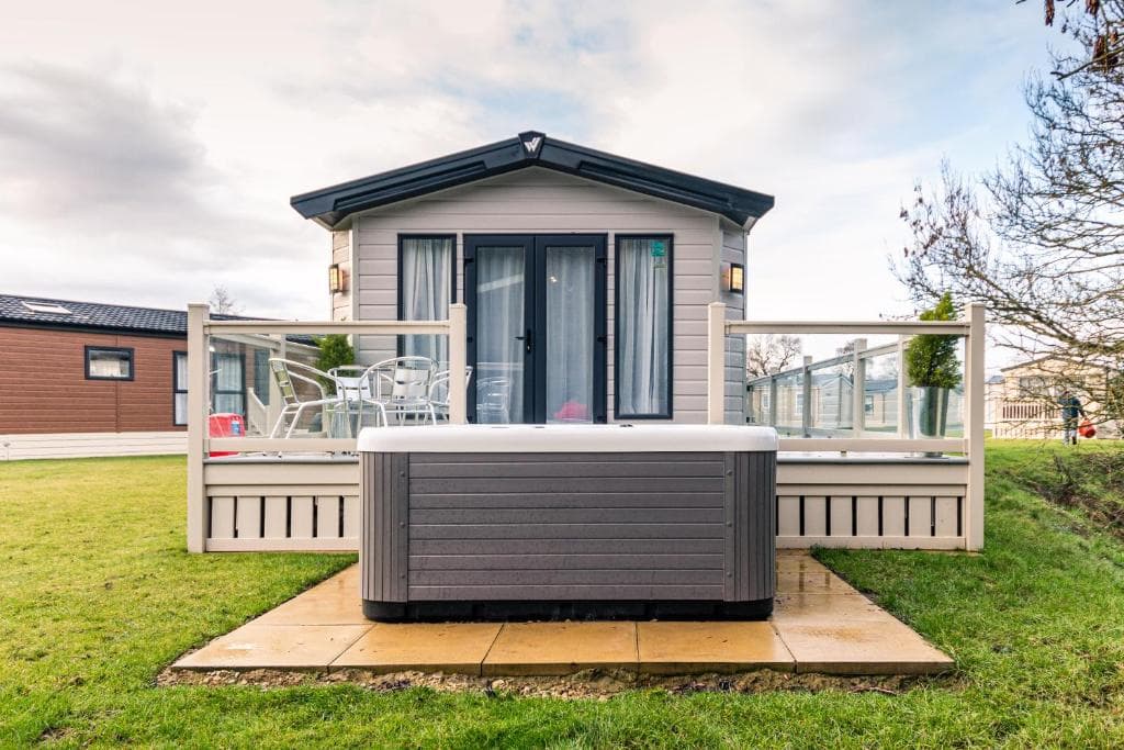 Hidden Jewel Lodge with Hot Tub Image 1