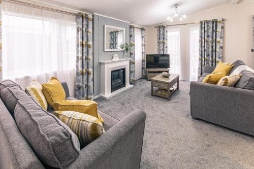 Woodpecker Lodge with Hot Tub Image 3